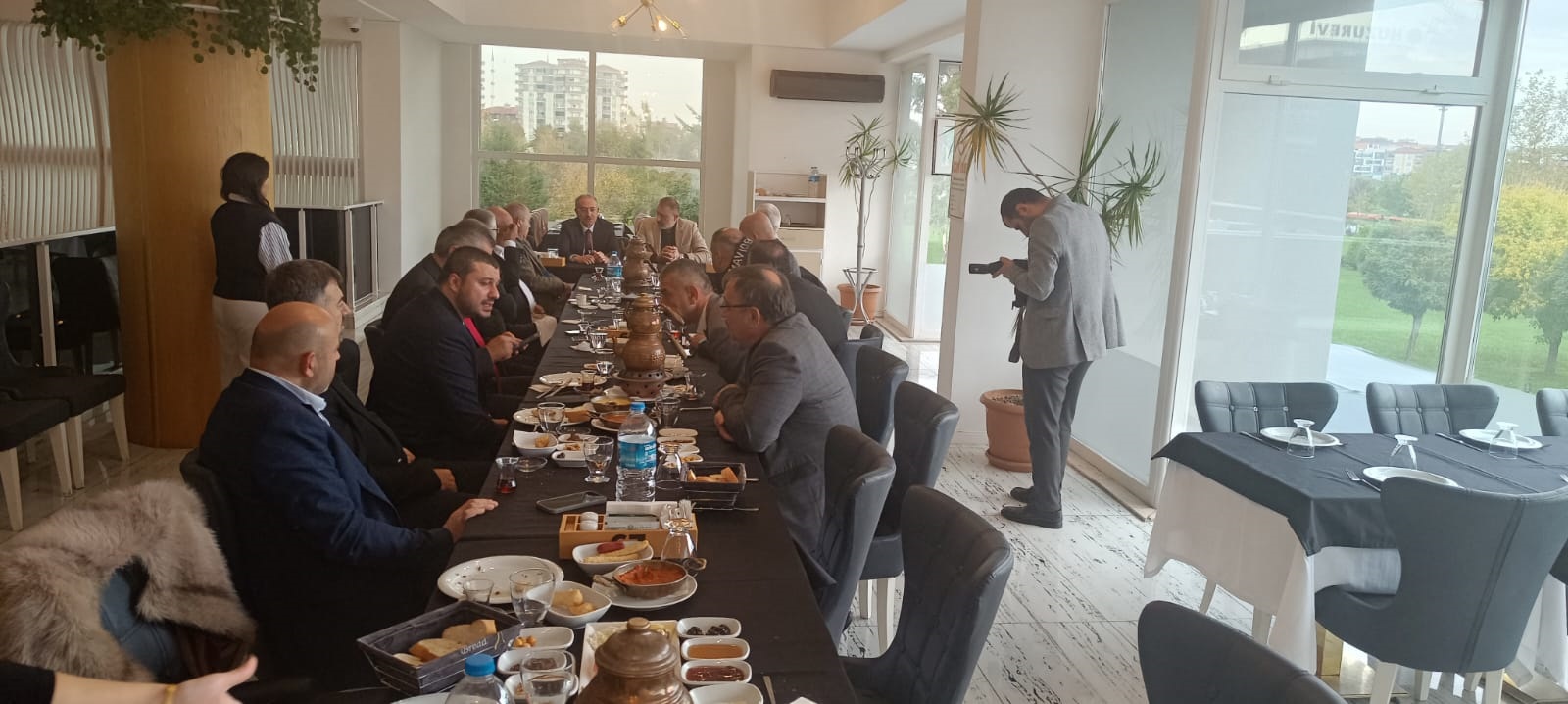 BAŞKANLAR GELENEKSEL KAHVALTIDA BULUŞTU 2 yemek masasi