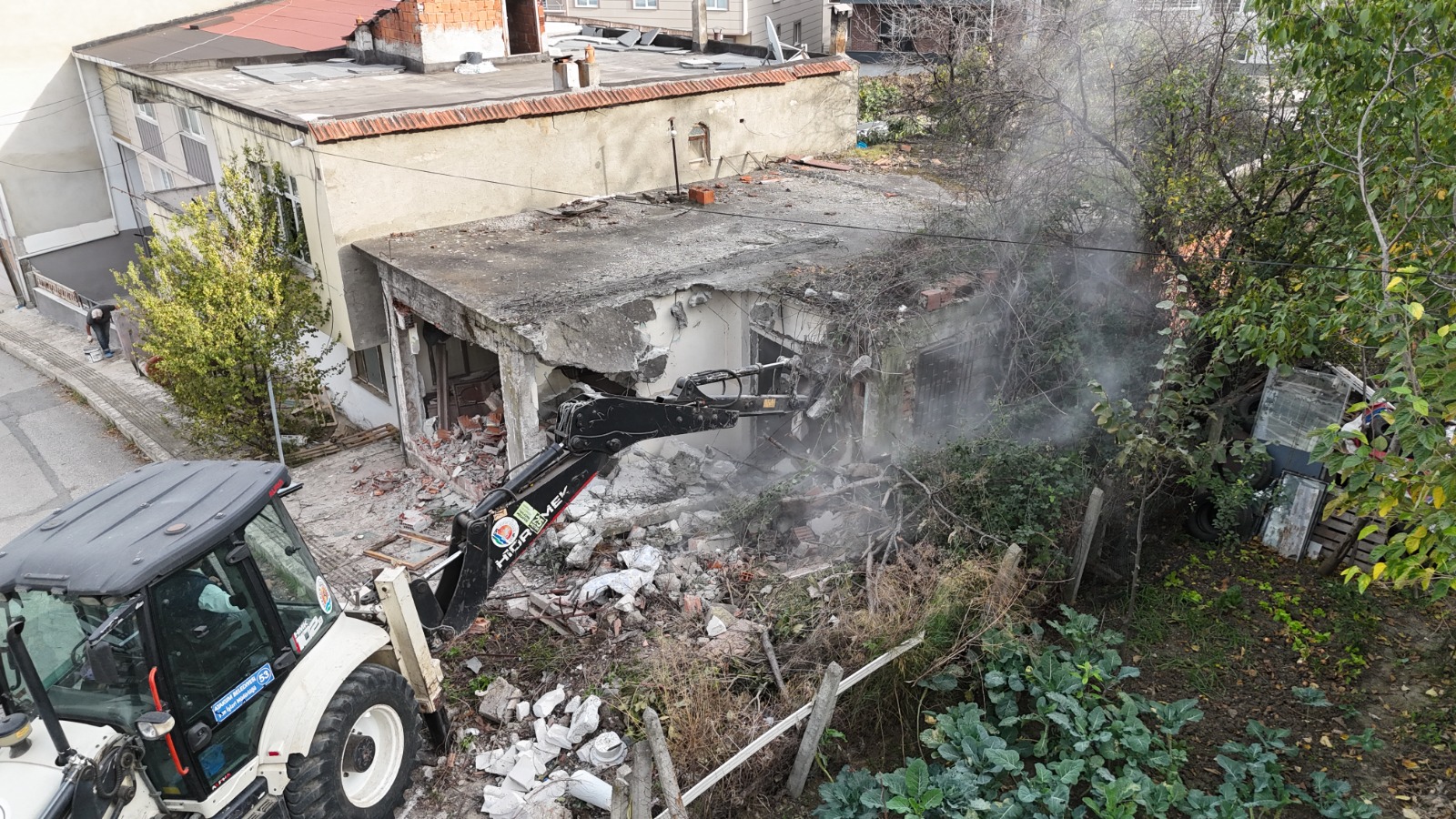 ATAKUM BELEDIYESI METRUK YAPILARI YIKTI 1