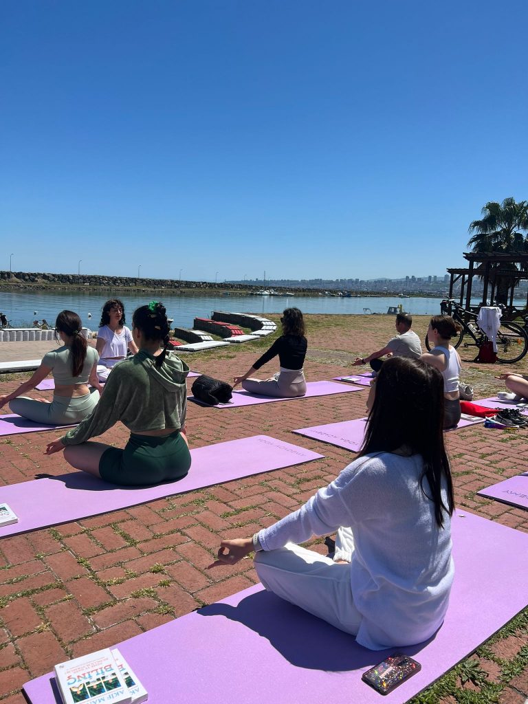 21 Mayıs Dünya Meditasyon Günü’nde Sağlığımız İçin Yoga Yapalım” çağrısında bulunarak; açık havada yoga etkinliği düzenledi. 