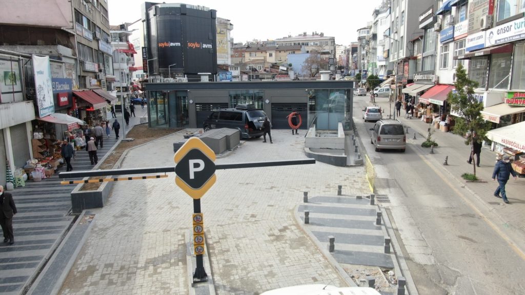 Samsun Büyükşehir Belediyesi tarafından yapılan 2 katlı Mekanik Otopark inşaatı tamamlandı. Mekanik sistemin test süreci sürüyor. Sürücülerin el değmeden araç park etmesine olanak sağlayan sistem en kısa sürede hizmete alınacak.