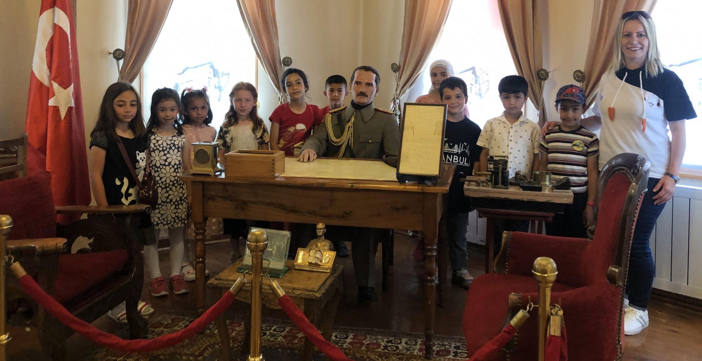 ATATÜRK EVİNE ÖĞRENCİLERDEN ZİYARET