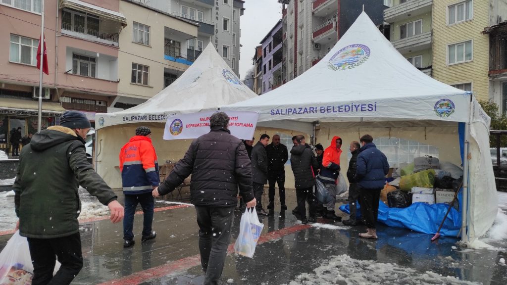 <strong>SALIPAZARI’NDA DEPREMZEDELER İÇİN YARDIM YAĞIYOR</strong> 3 35ea417b a25f 42c9 963d 91991fcf2470