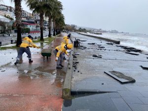 Rüzgar sahili vurdu Büyükşehir temizledi (2)