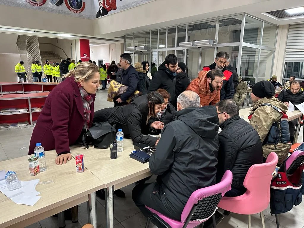 <strong>HANCIOĞLU, GÜNLERDİR DEPREM BÖLGESİNDE ZİNCİRLEME FELAKET</strong> 2 TTTTTTTTTTTTTTT 1