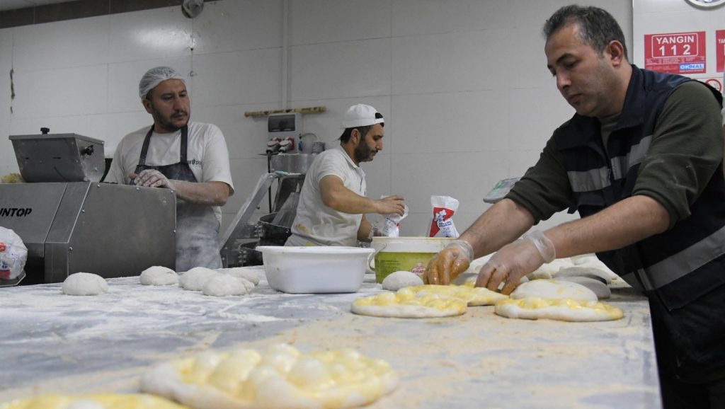 Afetzedeler icin Ramazan pidesi yapti 1