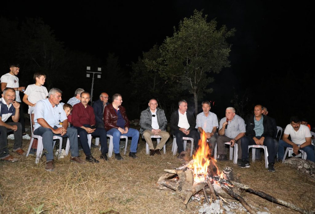 Baskan Demirden yol yapim ekipleriyle gece mesaisi 3