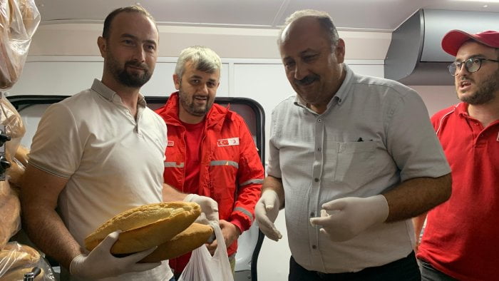 aa 20240826 35485680 35485679 salipazari belediyesi cadirlarini su basan tarim iscilerine sicak corba dagitti