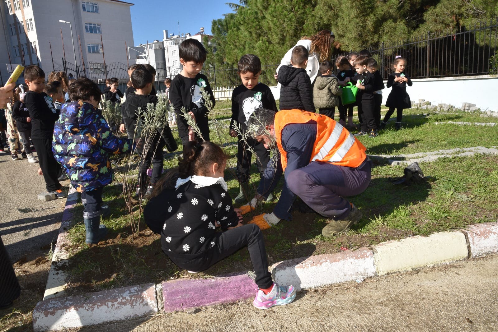 MINIK OGRENCILER ATATRUKU FIDAN DIKEREK ANDI 5
