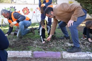 MINIK OGRENCILER ATATRUKU FIDAN DIKEREK ANDI 9