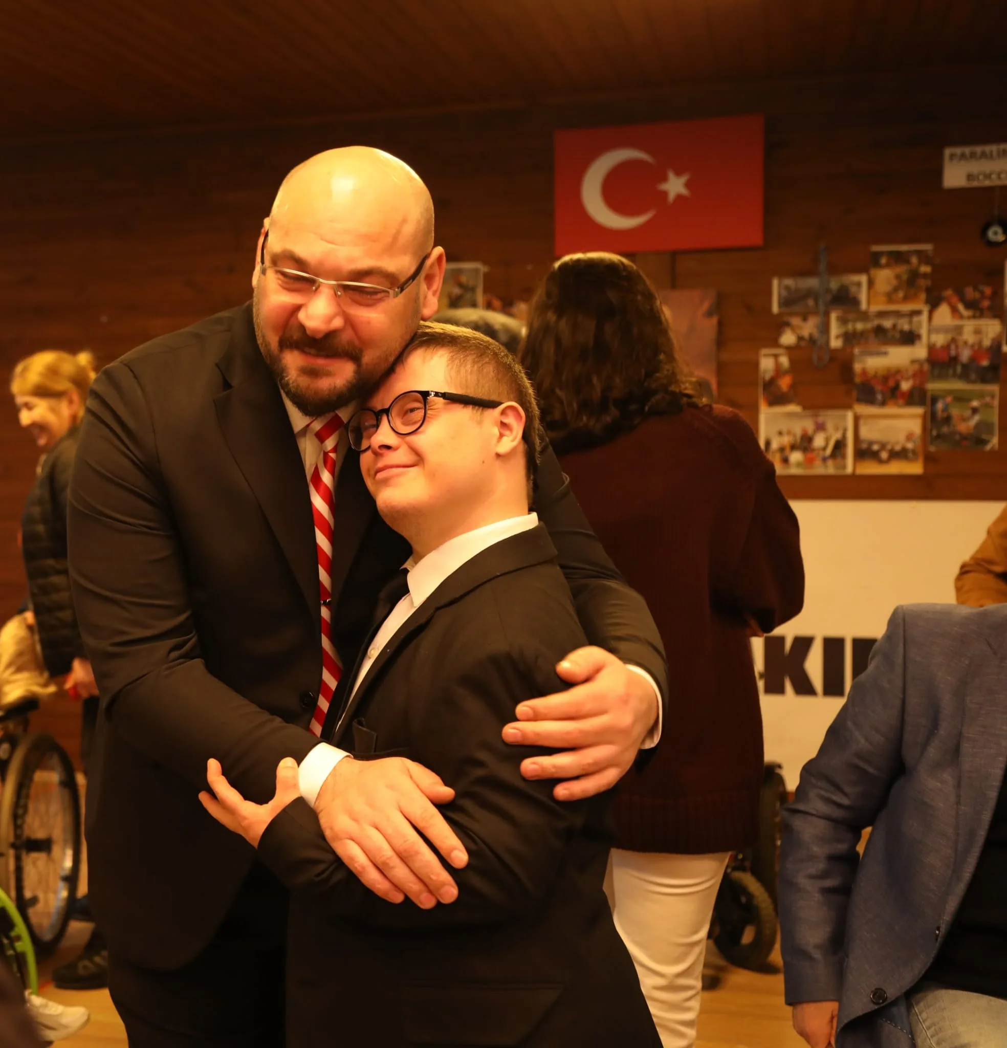 BASKAN TURKEL YASAM PARKTA ENGELLI VATANDASLARLA BIR ARAYA GELDI 2