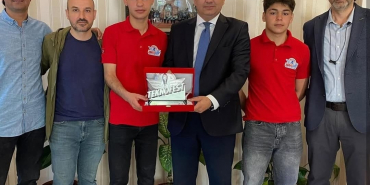 TÜRKİYE İKİNCİSİ ÖĞRENCİLERDEN MÜDÜR BEDİR’E ZİYARET 40 243