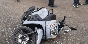 motosiklet-park-halindeki-otomobile-carpti-1-yarali-1