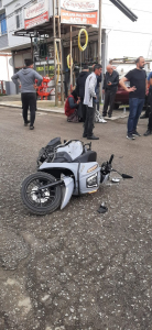 motosiklet park halindeki otomobile carpti 1 yarali 1