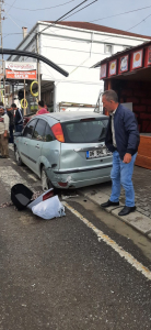 motosiklet park halindeki otomobile carpti 1 yarali 2