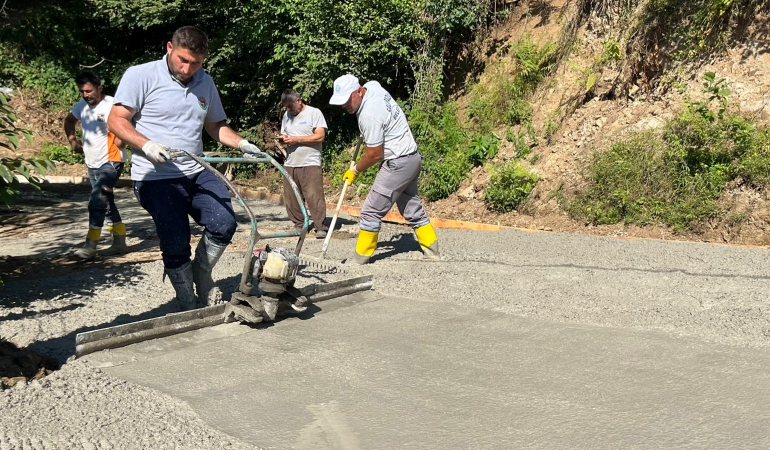 SALIPAZARI’NDA YOLLAR BETONLANIYOR 4 SALIPAZARI’NDA YOLLAR BETONLANIYOR